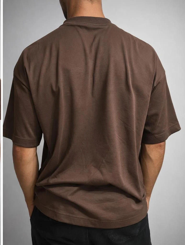 Costas da camiseta Marrom